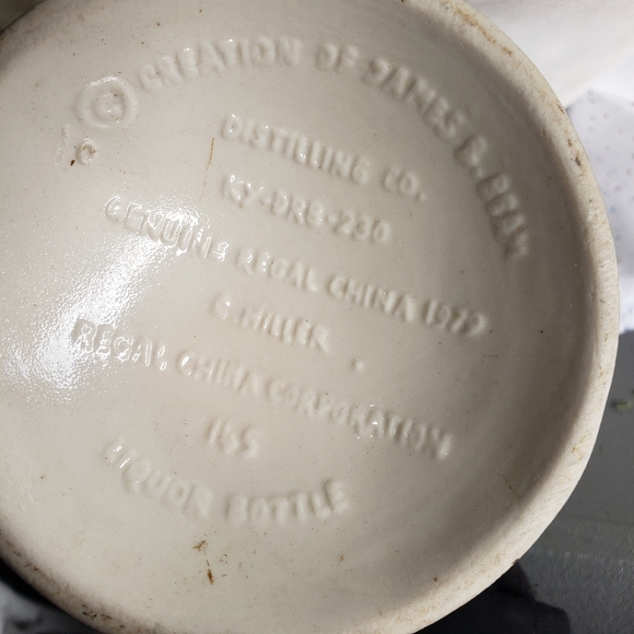 Genuine Regal China Liquor Bottle A creation of James B. Beam Distilling Co.1979 - Picture 2 of 6